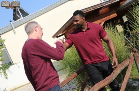 Блондинка с большой грудью трахается с черным быком на глазах у своего трахнутого мужа картинка 2