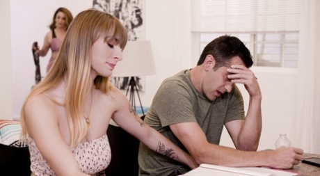 Возбужденная молоденькая Энджел Янгс соблазняет своего отчима с мамой в одной комнате картинка 3