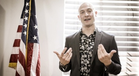 Секретарша-брюнетка Анджела Уайт занимается сексом со своим боссом картинка 3