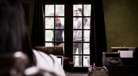 Темноволосая девушка трахается со своим отцом у сексопатолога картинка 1