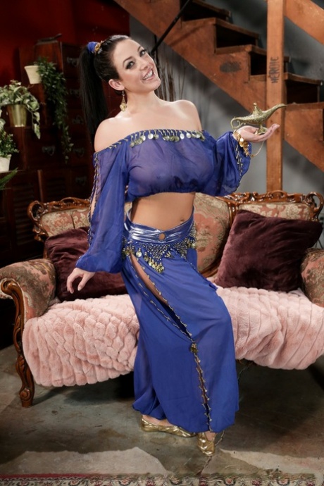 Сексуальная милфа освобождает свои огромные сиськи и шикарную задницу от наряда джинна картинка 10