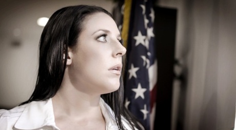 Секретарша-брюнетка Анджела Уайт занимается сексом со своим боссом картинка 2