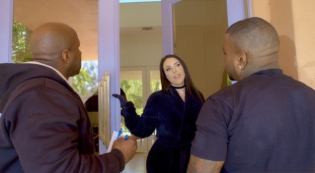 Горячая брюнетка Анджела Уайт получает двойной трах от огромных черных петухов картинка 1