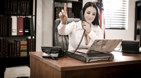 Секретарша-брюнетка Анджела Уайт занимается сексом со своим боссом картинка 1