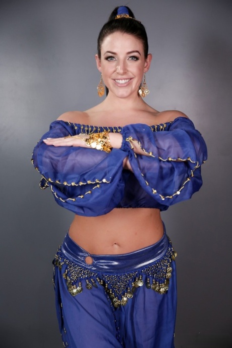 Сексуальная милфа освобождает свои огромные сиськи и шикарную задницу от наряда джинна картинка 3