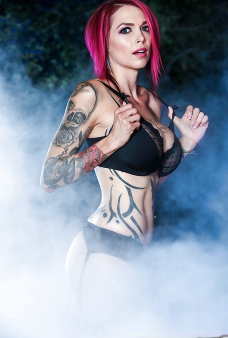 Татуированная рыжеволосая красотка Моник Александер обнажает большие сиськи и проколотые соски картинка 4