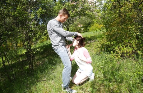 Молодая и грудастая подросток Анабель дрочит и делает минет на открытом воздухе картинка 10