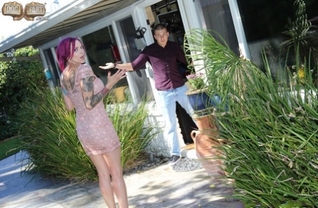 Распутная Анна Белл Пикс стоит на коленях и сосет большой черный член в страстном сексе втроем картинка 5