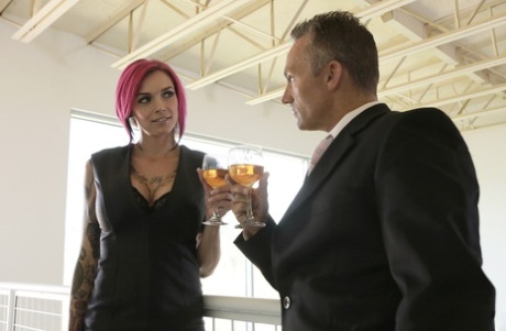 Горячая татуированная Анна Белл Пикс покрывает спермой свои круглые большие сиськи с пирсингом картинка 1