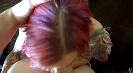 Рыжеволосая с татуировками Анна Белл Пикс делает грязный минет от первого лица картинка 7