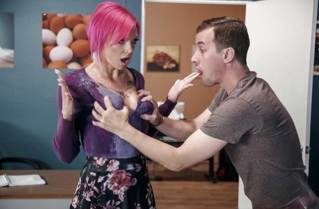 Рыжеволосая Анна Белл Пикс выпускает красивые дыни из-под школьной формы картинка 1