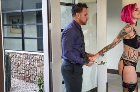 Татуированная милфа с рыжими волосами Анна Белл Пикс вылизывает свою лысую киску в 69 картинка 3