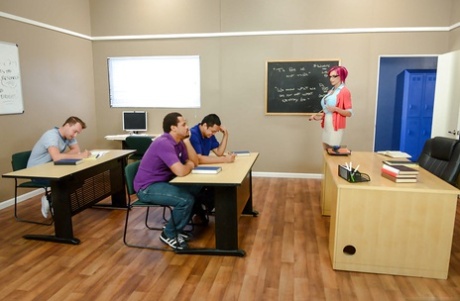 Великолепная учительница милф Анна Белл Пикс трясет огромным членом ученика в классе картинка 1