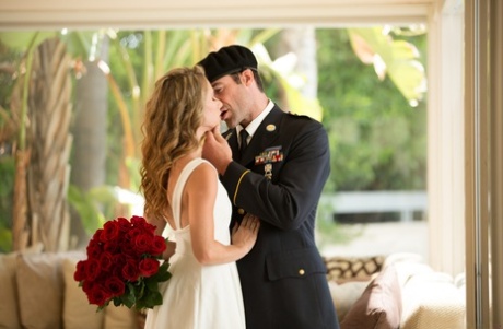 Возбужденная жена Аня Олсен встречает своего армейца в увольнении отсосом и жестким трахом картинка 1