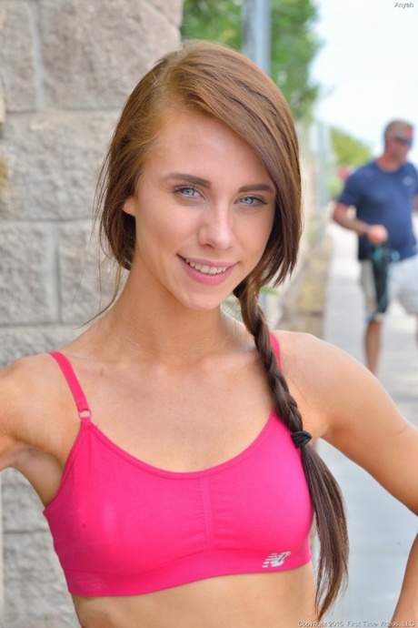 Подтянутая рыжеволосая красотка вставляет огромный фаллоимитатор в свое тугое влагалище картинка 6