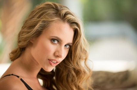 Соло-модель Аня Олсен дразнящим образом снимает свой бюстгальтер и трусики картинка 3