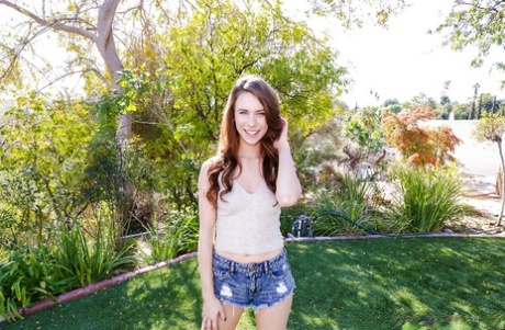 Худенькая соло-девушка Аня Олсен обнажает крошечные сиськи на открытом воздухе в обрезанных шортах картинка 1