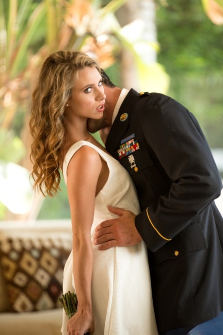 Армейская жена Аня Олсен приветствует муженька дома горячим минетом и трахом по-собачьи картинка 1