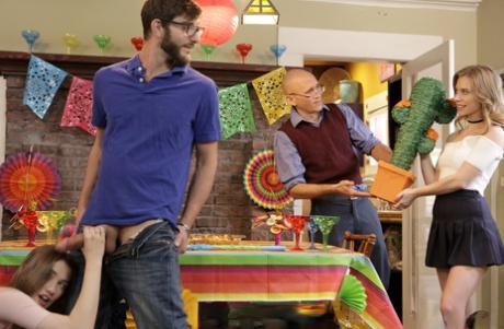 Похотливые тусовщицы Аня Олсен и Саманта Хейз устраивают новоселье втроем картинка 4