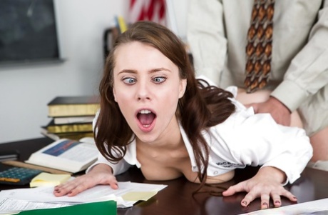 Школьница Аня Олсен, которой учитель вылизал бритую киску подростка и трахнул ее картинка 7