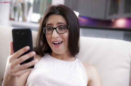 Лесбиянки из реальной жизни Аня Олсен и Серена Блэр едят и теребят пальцами пизды на диване картинка 1