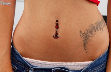 Красивая любительница Ариана Мари наклоняется и дрочит пальцами свою тугую киску картинка 2