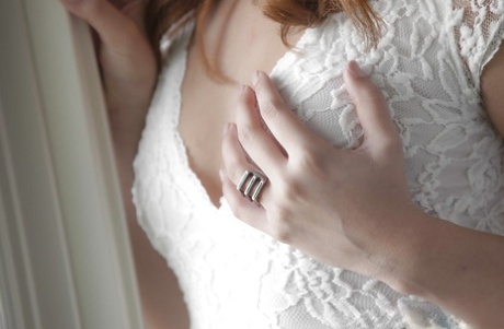 Крупным планом полностью натуральная красотка Ариана Мари мастурбирует картинка 1