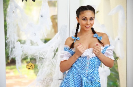 Девушка-одиночка Ариана Мари освобождает свои сиськи и пизду от своего швейцарского костюма для косплея картинка 8