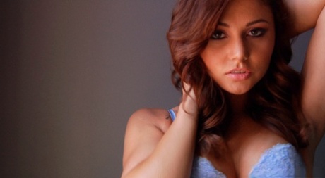 Рыжеволосая порнозвезда Ариана Мари занимается сексом с большим белым членом картинка 1