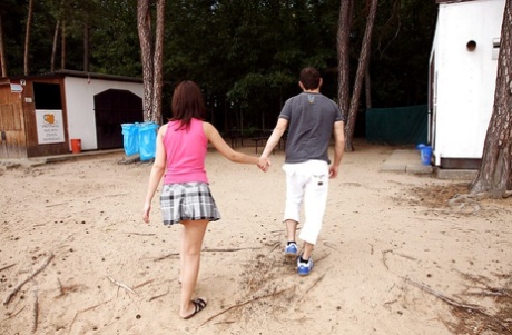 Пышногрудую молоденькую трахают и кончают ей в рот картинка 1