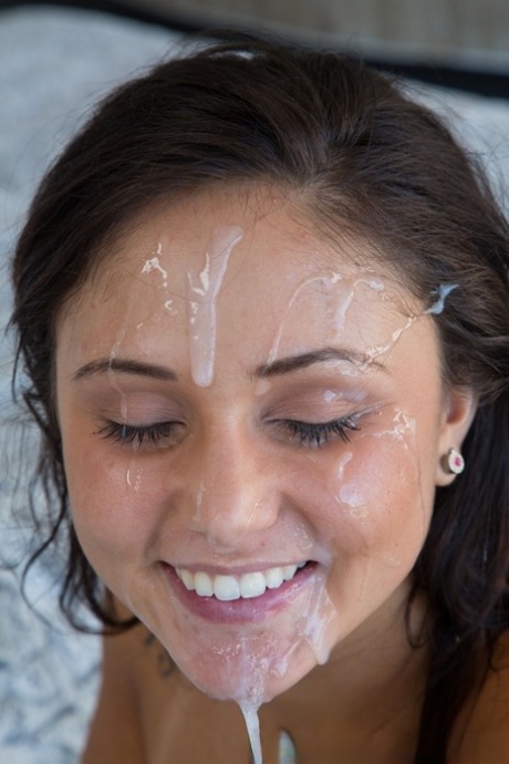 Ни с чем не сравнимая молоденькая Ариана Мари получает непревзойденное сверление киски картинка 16