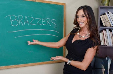 Сладострастная учительница на высоких каблуках Ариэлла Феррера раздевается в классе картинка 3