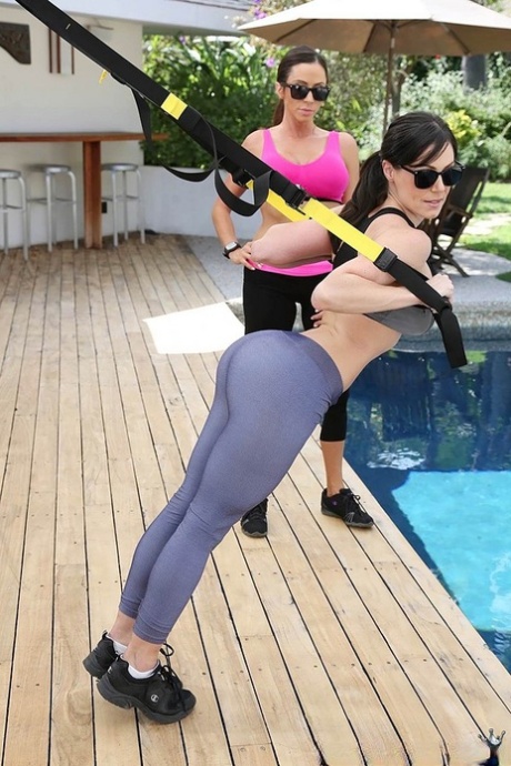 Горячие цыпочки в штанах для йоги и спортивных бюстгальтерах соблазняют скрытого вуайериста на секс втроем картинка 1