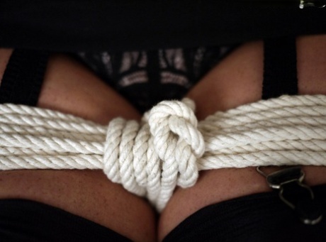 Одетые женщины Дарла Крейн и Ариэлла Феррера оказываются связанными и с кляпом во рту картинка 13