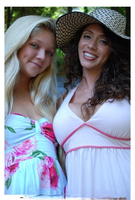 Лесбиянки Ариэлла Феррера и Джесси Эндрюс мелькают на ступеньках без трусиков картинка 2