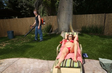 Покрытая спермой мамаша в очках и бикини трахается в жопу и дрочит сиськи на открытом воздухе картинка 3