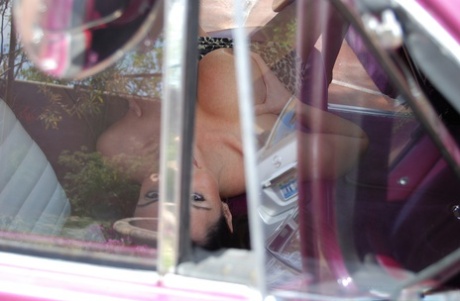 Латиноамериканская милфа Ариэлла Феррера теребит пальцами свою жопу и киску в машине картинка 1