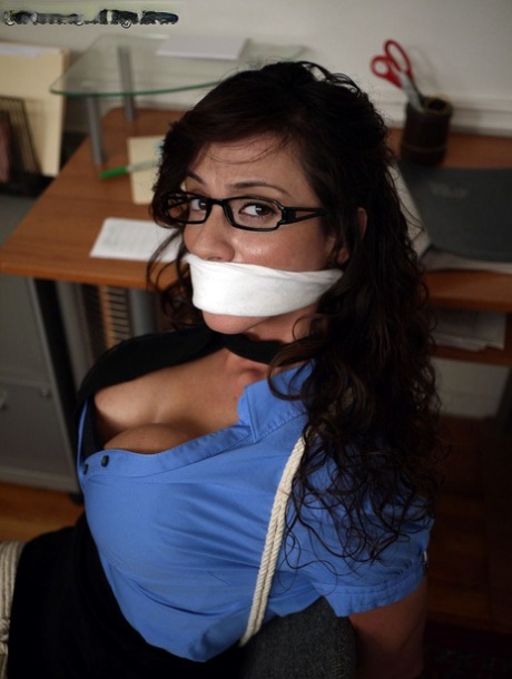 Одетые женщины Дарла Крейн и Ариэлла Феррера оказываются связанными и с кляпом во рту картинка 14