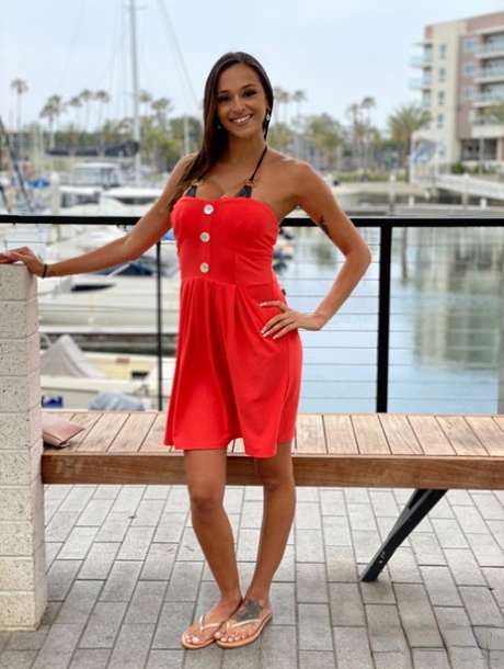 Армани Блэк моделирует бикини на пристани для яхт перед тем, как вылизать задницу Би Джею и трахнуться картинка 1