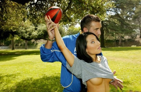 Спортивная азиатская красотка Аса Акира трахается со своим крутым тренером картинка 4