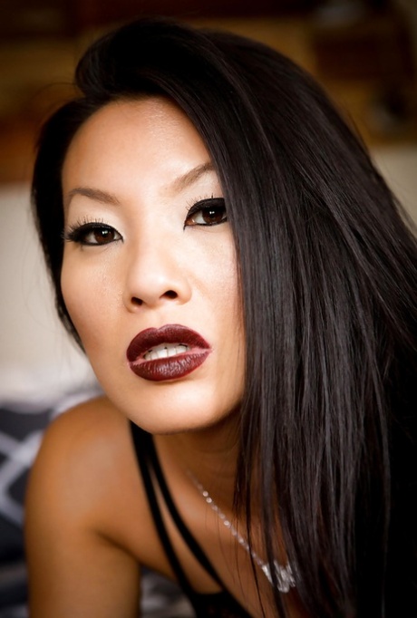 Знойная азиатская красотка Аса Акира позирует в маске и сексуальном нижнем белье картинка 4