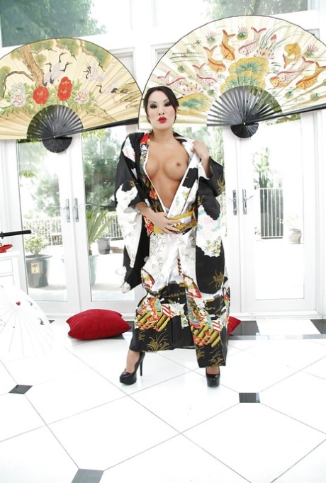 Очаровательная азиатская милфа на высоких каблуках демонстрирует свои великолепные изгибы картинка 1