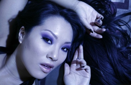 Сексуальная азиатка с клыками Аса Акира снимает колготки в сеточку картинка 1