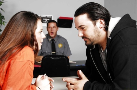 Потрясающую азиатскую жену Асу Акиру изнасиловали офицеры в тюрьме картинка 3