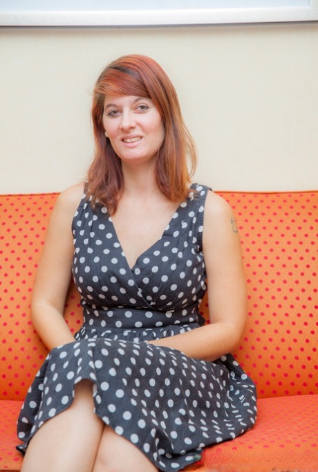 Любительская рыжеволосая женщина раздевается, чтобы наклониться и показать свою сексуальную яблочную попку картинка 1