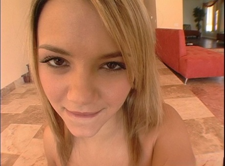 Натуральная блондинка Эшлин Брук раздевается перед тем, как подергать за член в режиме POV картинка 13