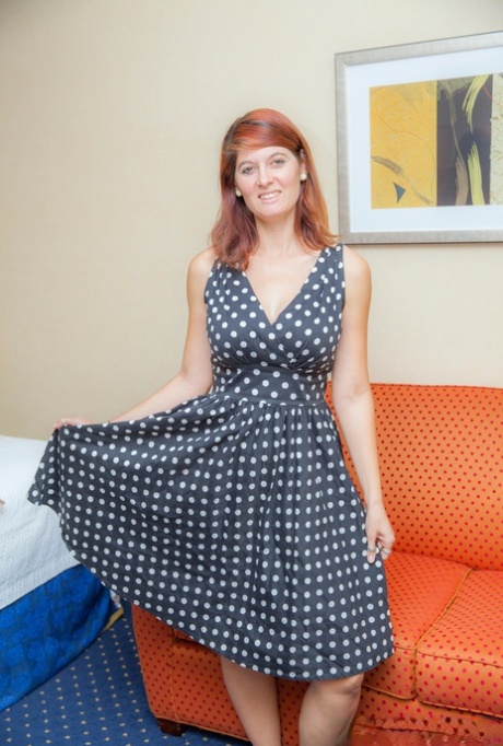 Любительская рыжеволосая женщина раздевается, чтобы наклониться и показать свою сексуальную яблочную попку картинка 2