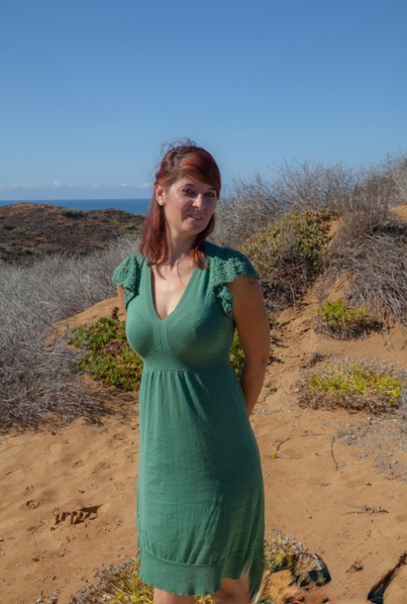 Горячая рыжеволосая любительница раздевается, чтобы выставить напоказ свою красивую попку на одеяле снаружи картинка 3