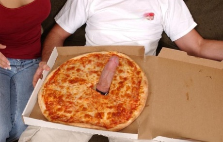 Эшлин Брук трахается с разносчиком пиццы и получает сперму на свое хорошенькое личико картинка 1