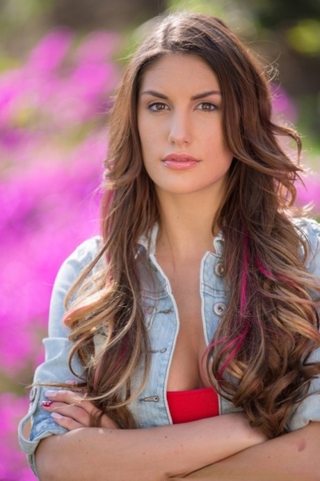 Распутная модель Августа Эймс позирует, демонстрируя потрясающие формы на улице картинка 2